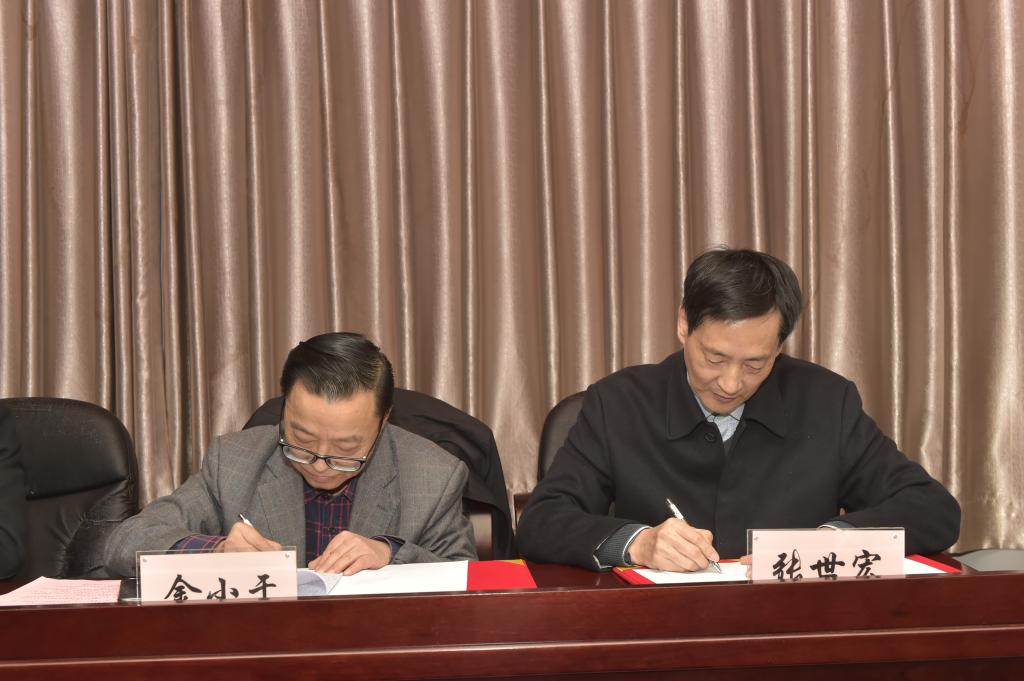 金小干与校医院院长张世宏分别代表两家医院签订《安徽医科大学第一附属医院医联体合作框架协议》。 金小干与校医院院长张世宏分别代表两家医院签订《安徽医科大学第一附属医院医联体合作框架协议》。